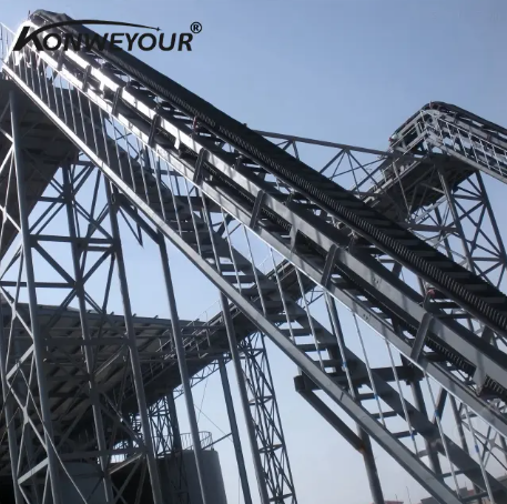 สายพานลำเลียงลูกฟูก สายพานลำเลียงแบบแบน: ไหนดีกว่ากัน?